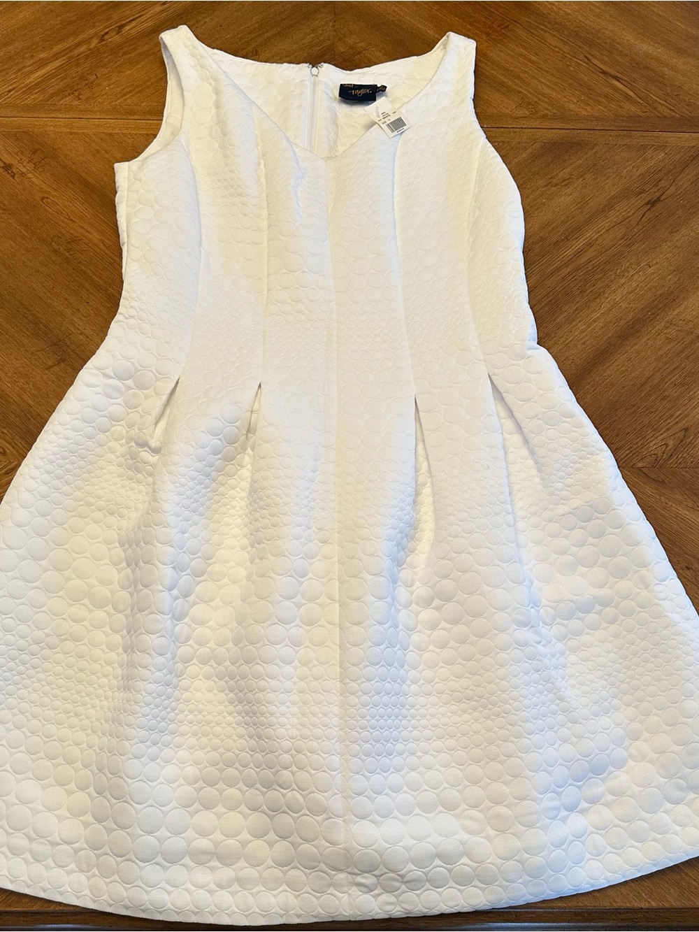 White Textured Fit and Flare V-Neck Pleated Dress Size 14, Feminine, Classic New